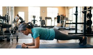 Phụ nữ sau 50 tuổi có cơ sàn chậu yếu nên tập plank không?