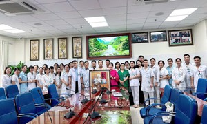 Ca ghép phổi thứ 15 được xuất viện: Vợ bệnh nhân rưng rưng cảm ơn y bác sĩ