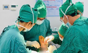 Bệnh viện tuyến tỉnh chạy đua với thời gian nối chân đứt gần lìa cho bệnh nhân