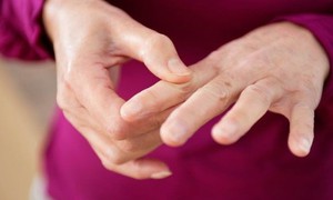 Run ở người trẻ có thể là dấu hiệu tổn thương thần kinh