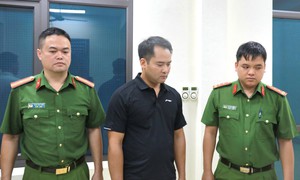 Bắt giám đốc liên quan vụ lan can kè sông Hồng gãy, đổ ở Lào Cai