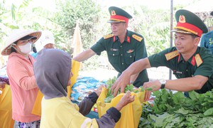 Ấm áp gian hàng 0 đồng sẻ chia yêu thương ở Ba Ngòi