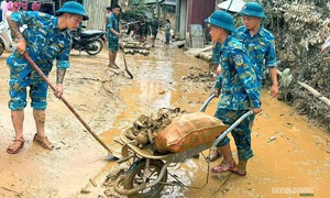 Bộ đội 'buông súng cầm xẻng' dọn bùn giúp dân khắc phục hậu quả bão số 4