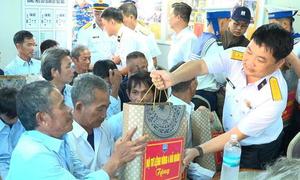 Tàu Hải quân đưa 33 ngư dân trên tàu cá Quảng Ngãi gặp nạn vào bờ an toàn