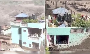 Ngôi nhà 2 tầng màu xanh kiên cố trụ vững giữa trận lũ quét ở Nepal