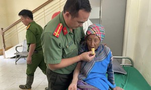 Manh mối từ 2 bó rau héo giúp tìm thấy cụ bà 81 tuổi mất tích