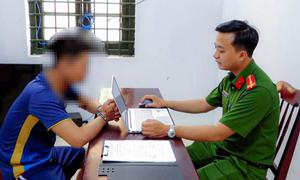 Tạm giữ thiếu niên 16 tuổi chém người nguy kịch vì nghi bị 'nhìn đểu'
