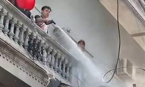Hà Nội: Khởi tố đối tượng dùng máy bơm áp lực cao xịt vào người thợ tháo dỡ nhà ở xã Tây Phương