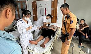 CSGT Hà Nội mở đường dưới mưa lớn đưa người đàn ông bị rắn hổ mang cắn đi cấp cứu