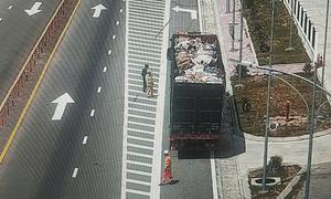 Hàng loạt ô tô thủng lốp bất thường trên cao tốc, camera truy dấu một xe tải