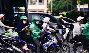 Đang mưa dông chuyển ngay sang nắng nóng gay gắt, cảnh báo sốc nhiệt khi làm việc ngoài trời