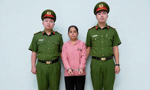 Bắt khẩn cấp bảo mẫu dùng dây thun bắn vào chân 2 trẻ