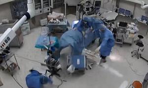 Bác sĩ Nhật Bản liều mình che chắn bệnh nhân trên bàn mổ giữa động đất
