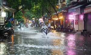 Chiều nay mưa dông bao phủ Hà Nội 