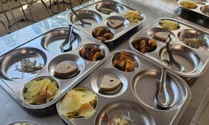 Hà Nội chỉ đạo thực đơn bán trú phải đủ về lượng, cân đối về dinh dưỡng