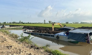 Khởi tố đối tượng múc đất dưới kênh lên bán trái phép