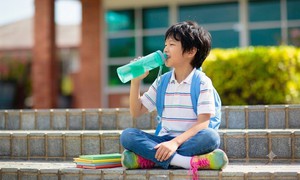 Cách giúp trẻ uống đủ nước khi đi học cả ngày ở trường