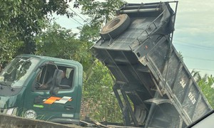 Xử phạt nhiều trường hợp đổ chất thải sinh hoạt không đúng quy định
