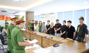 Khởi tố 7 bị can liên quan đường dây bán khí cười tại quán Saga