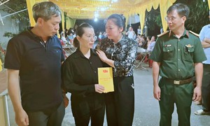 Chia sẻ nỗi đau thương với gia đình Thiếu tá cứu người đuối nước