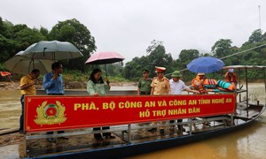 Hạ thủy thuyền phục vụ người dân qua sông sau lũ
