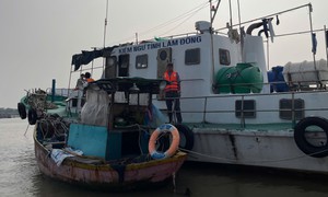 Một thuyền viên cầm dao đe dọa và đấm kiểm ngư viên khi bị kiểm tra tàu cá