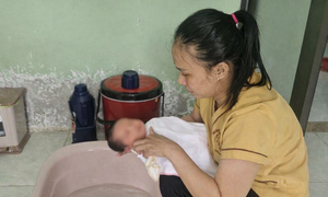 Trẻ sơ sinh bị bỏ rơi trước cửa nhà dân kèm tờ giấy viết tay