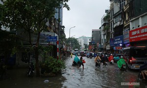 Mưa lớn sáng 15/9, nhiều phương tiện chật vật vượt dòng nước giữa phố phường Hà Nội