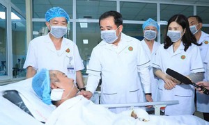 Bí thư Hà Nội thăm hỏi các nạn nhân trong vụ cháy tại Tây Hồ
