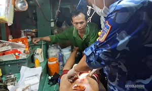 Cảnh sát biển kịp thời hỗ trợ ngư dân bị thương trên biển