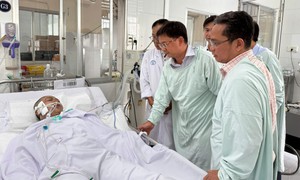 Lãnh đạo TPHCM thăm, động viên 5 nạn nhân vụ cháy ở Chợ Lớn