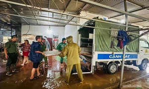 Công an Kỳ Sơn bám địa bàn, giúp dân chạy lũ