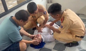 Xúc động hình ảnh CSGT sơ cứu, đưa người đàn ông đột quỵ đến bệnh viện