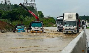 Vẫn còn hơn 40 điểm ngập và sạt lở gây ách tắc giao thông do mưa lũ