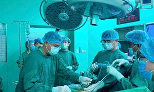 Cùng là ca bệnh khó, vì sao người được chuyển tuyến, người được mổ tại chỗ?