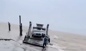 Cục CSGT vào cuộc xác minh clip phà chở người và phương tiện mất ATGT đường thủy