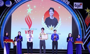 Mất thị lực vẫn vô địch bơi lội, làm chủ công nghệ