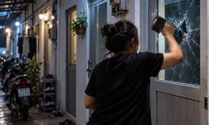 Vợ chửi bới, đập vỡ kính phòng trọ vì nghi chồng bị phụ nữ khác lôi kéo đi chơi