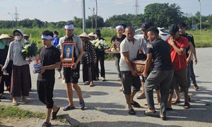 Hàng xóm, người thân nghẹn ngào tiễn nam sinh 18 tuổi gặp nạn ở Hà Nội về nơi an nghỉ