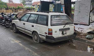 Những ô tô cũ nát nằm chỏng chơ giữa lòng đường Hà Nội