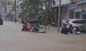 Video người dân chèo thuyền giữa phố trong biển nước ở Nghệ An