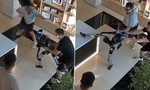 Robot 'tung cước' vào người khách hàng do bị đẩy giữa ngực