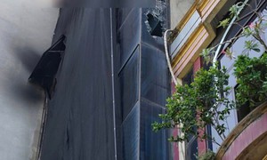5 người được cứu trong ngôi nhà bốc cháy trên phố Trần Vỹ 
