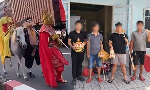 Sự thật phía sau nhóm 'thầy trò Đường Tăng' cưỡi ngựa, đi giữa làn ô tô ở TPHCM