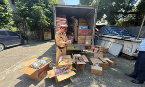 Phát hiện xe tải chở hơn 3.000 sản phẩm thực phẩm không rõ nguồn gốc