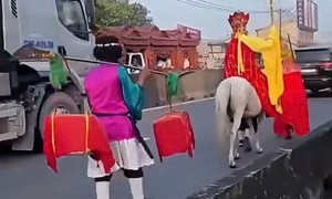 Công an xác minh nhóm người hóa trang 'thầy trò Đường Tăng' cưỡi ngựa giữa phố