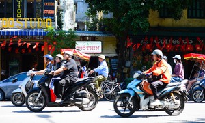 Miền Bắc nắng nóng 35 độ, dải hội tụ nhiệt đới gây mưa lớn từ Huế