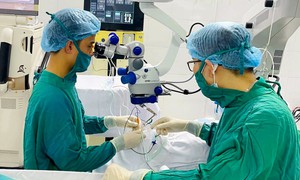 Tìm lại ánh sáng cho cậu bé 13 tuổi mắc bệnh mắt bẩm sinh, biến chứng nặng