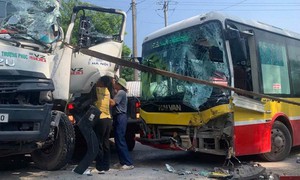 Xe buýt va chạm xe vệ sinh môi trường, tài xế mắc kẹt trong cabin 