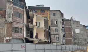 Những căn nhà 'méo mó' bên tuyến Vành đai 2,5